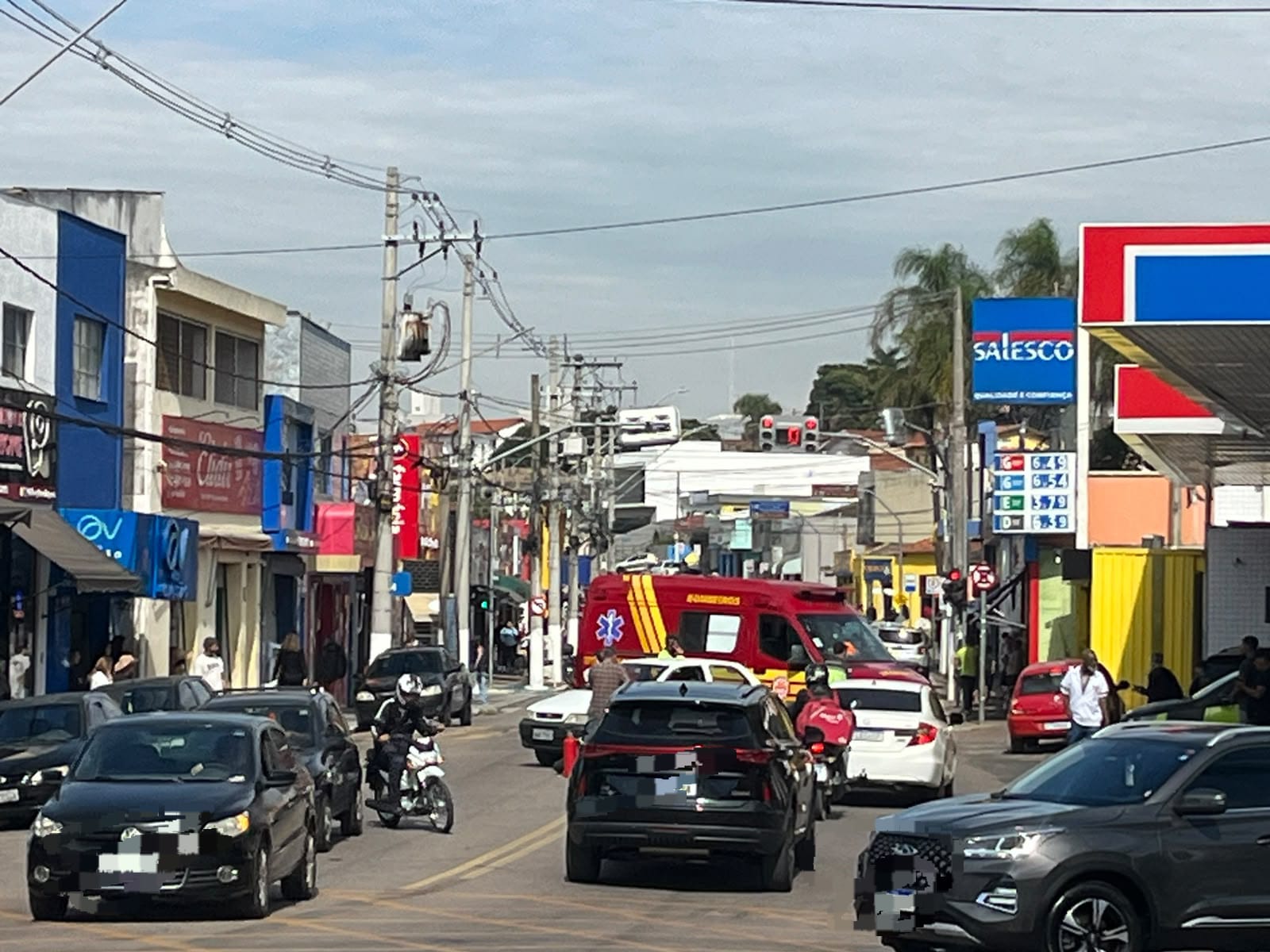 Colisão entre carro e motocicleta deixa uma pessoa ferida na avenida Brasil